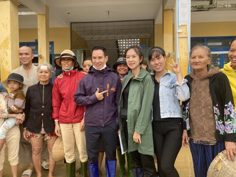 Lý hải đưa gia đình về quê làm từ thiện sau sáp nhập 2 ái nữ khệ nệ bê gạo nhận mưa lời khen - 4