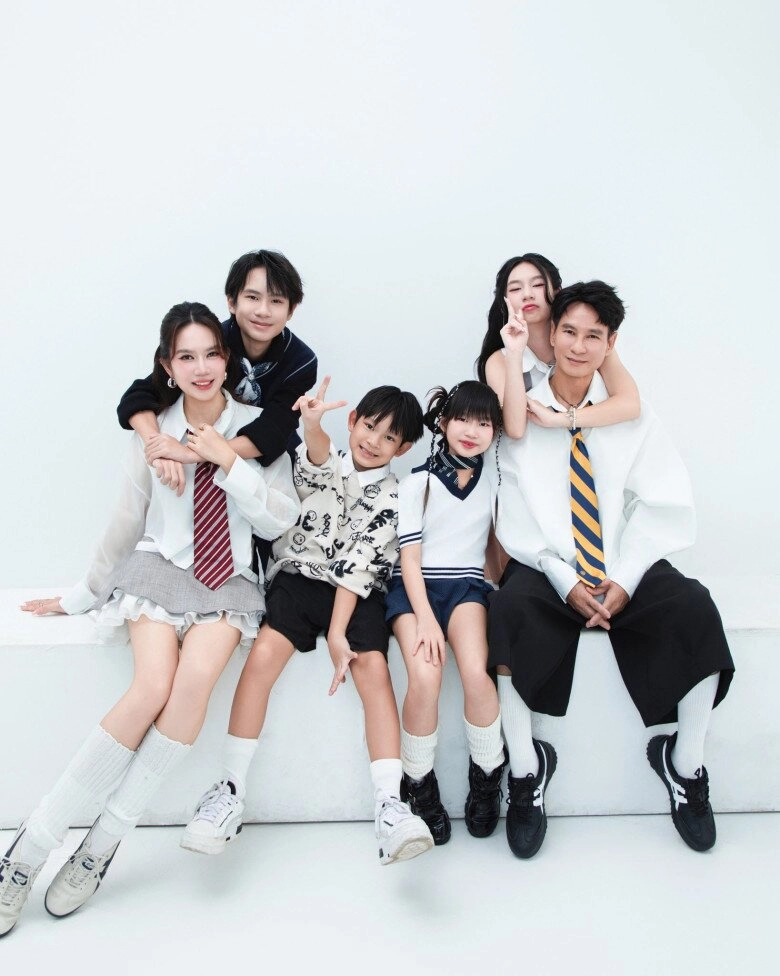 Lý hải đưa gia đình về quê làm từ thiện sau sáp nhập 2 ái nữ khệ nệ bê gạo nhận mưa lời khen - 5