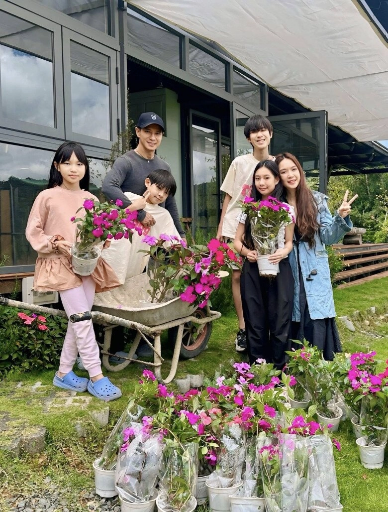 Lý hải đưa gia đình về quê làm từ thiện sau sáp nhập 2 ái nữ khệ nệ bê gạo nhận mưa lời khen - 7