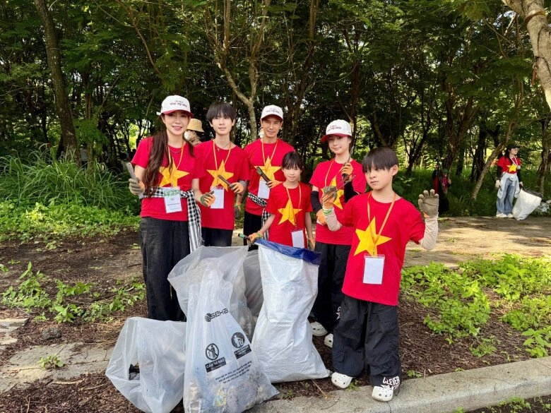 Lý hải đưa gia đình về quê làm từ thiện sau sáp nhập 2 ái nữ khệ nệ bê gạo nhận mưa lời khen - 8