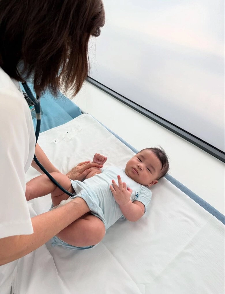 Mai ngọc đưa con trai đi tiêm phòng ở bệnh viện quốc tế khoe quý tử bụ sữa 4 tháng tuổi đã nặng 8kg - 4