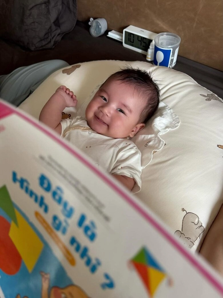 Mai ngọc đưa con trai đi tiêm phòng ở bệnh viện quốc tế khoe quý tử bụ sữa 4 tháng tuổi đã nặng 8kg - 8