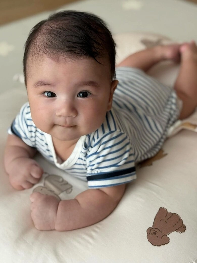 Mai ngọc đưa con trai đi tiêm phòng ở bệnh viện quốc tế khoe quý tử bụ sữa 4 tháng tuổi đã nặng 8kg - 10