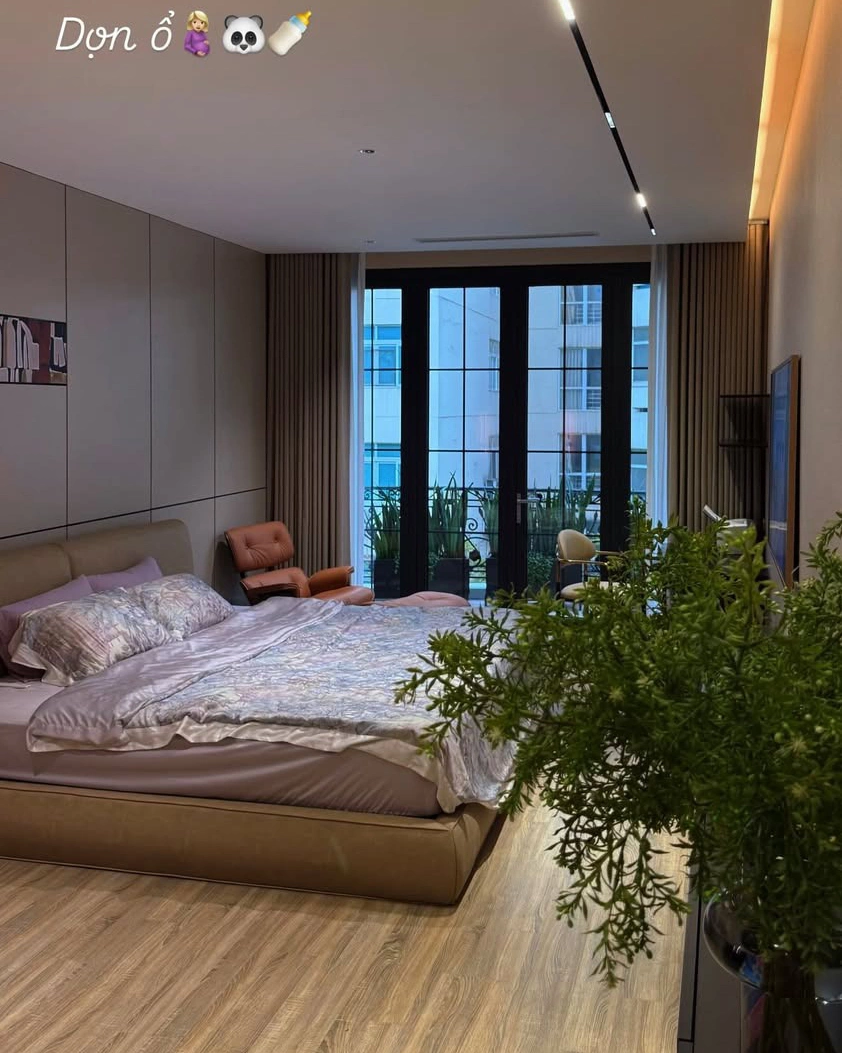Mẹ mai ngọc sang biệt thự con gái để ngắm cháu ngoại lần đầu lên chức bà nhưng không được bế hôn hít cục vàng - 8