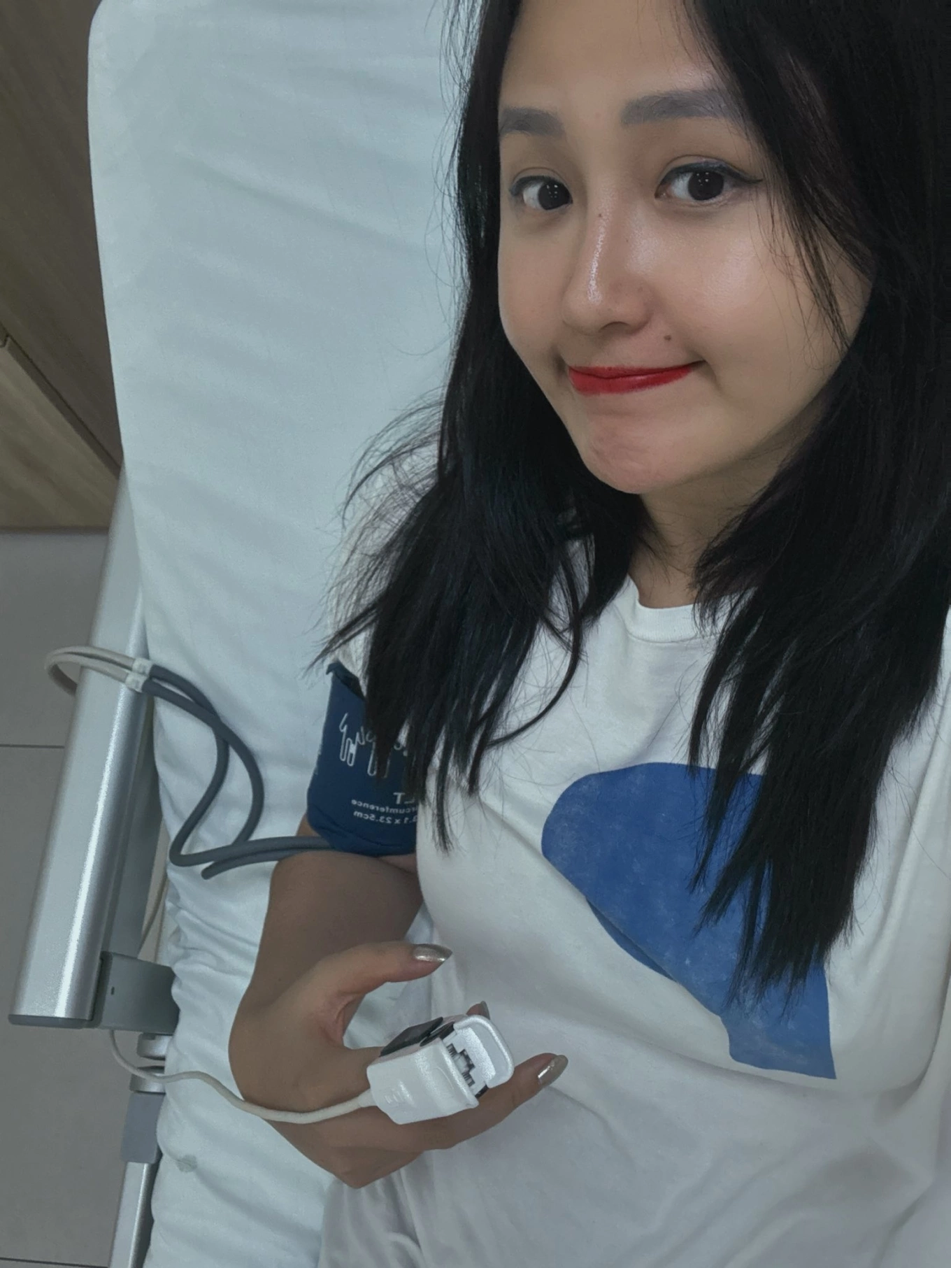 Mai phương thuý nhập viện vẫn tự tin khoe cận nhan sắc tô màu son khó nhằn khiến fans thắc mắc - 2