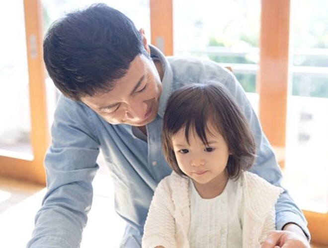 Mang chục trứng sang mừng đầy tháng cháu lúc về tôi được chị dâu gói cho túi đồ ăn thừa mở ra thì đỏ hoe mắt - 1