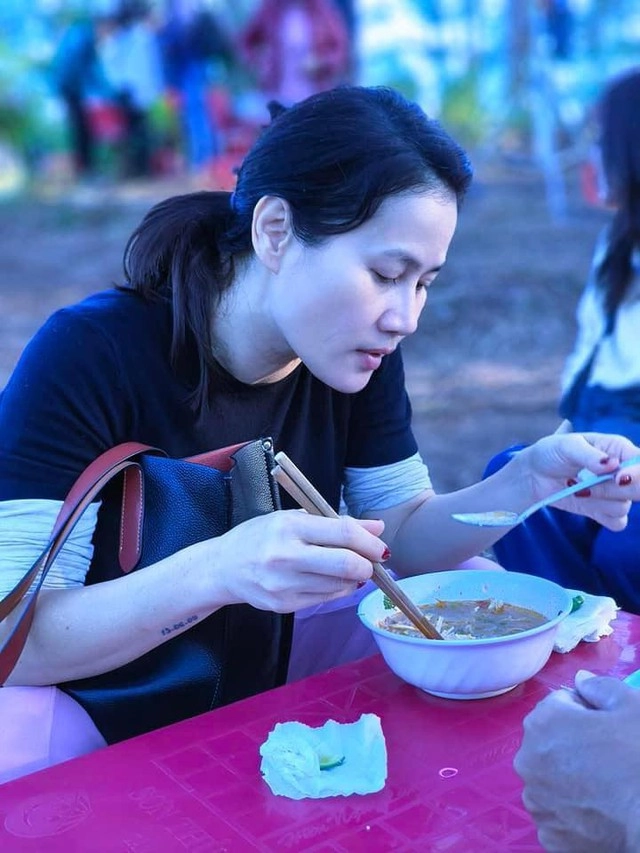 Mặt mộc ở tuổi trung niên của nữ diễn viên phim mưa đỏ - thân thúy hà - 3