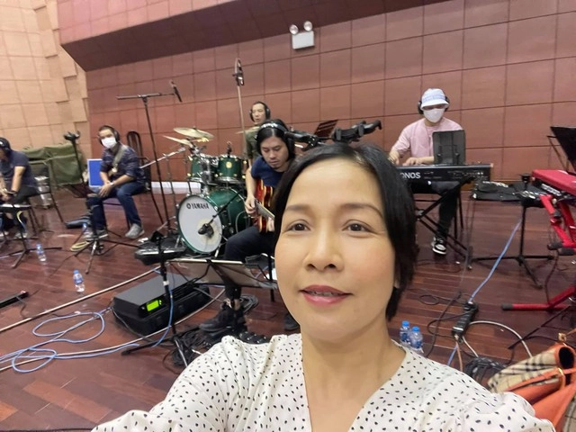 Mặt mộc tuổi trung niên của diva mỹ linh - 4