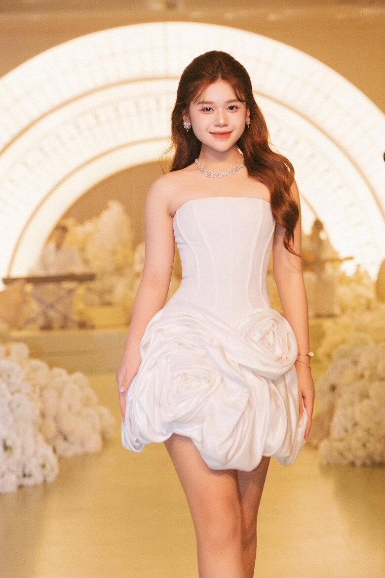 Mẫu nhí khoe clip đi chơi bằng trực thăng hóa ra là ái nữ tiệm vàng đồng tháp ngoại hình xinh như búp bê - 5