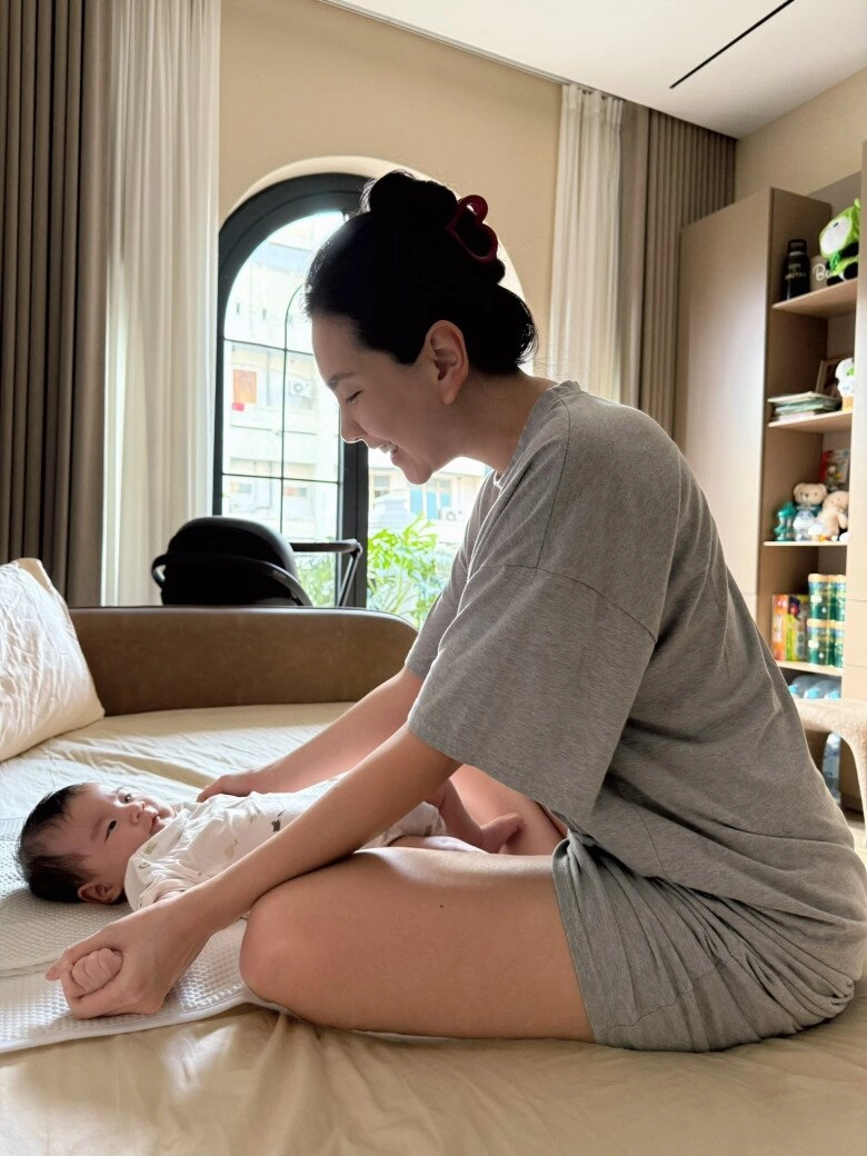 Mc mai ngọc đi lại khó khăn sau khi sinh con bị đau nhưng vẫn giữ nếp sinh hoạt chuẩn từng phút cho quý tử - 4