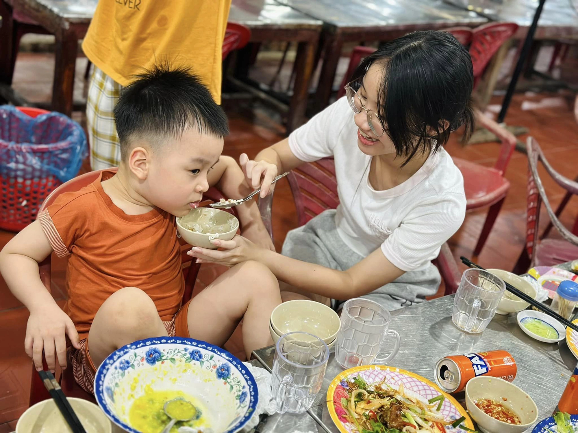 Mc thành trung cảm ơn 2 mẹ của các con trong ngày bế giảng ái nữ ở xa vẫn thân thiết với 2 em kém 9 tuổi - 8