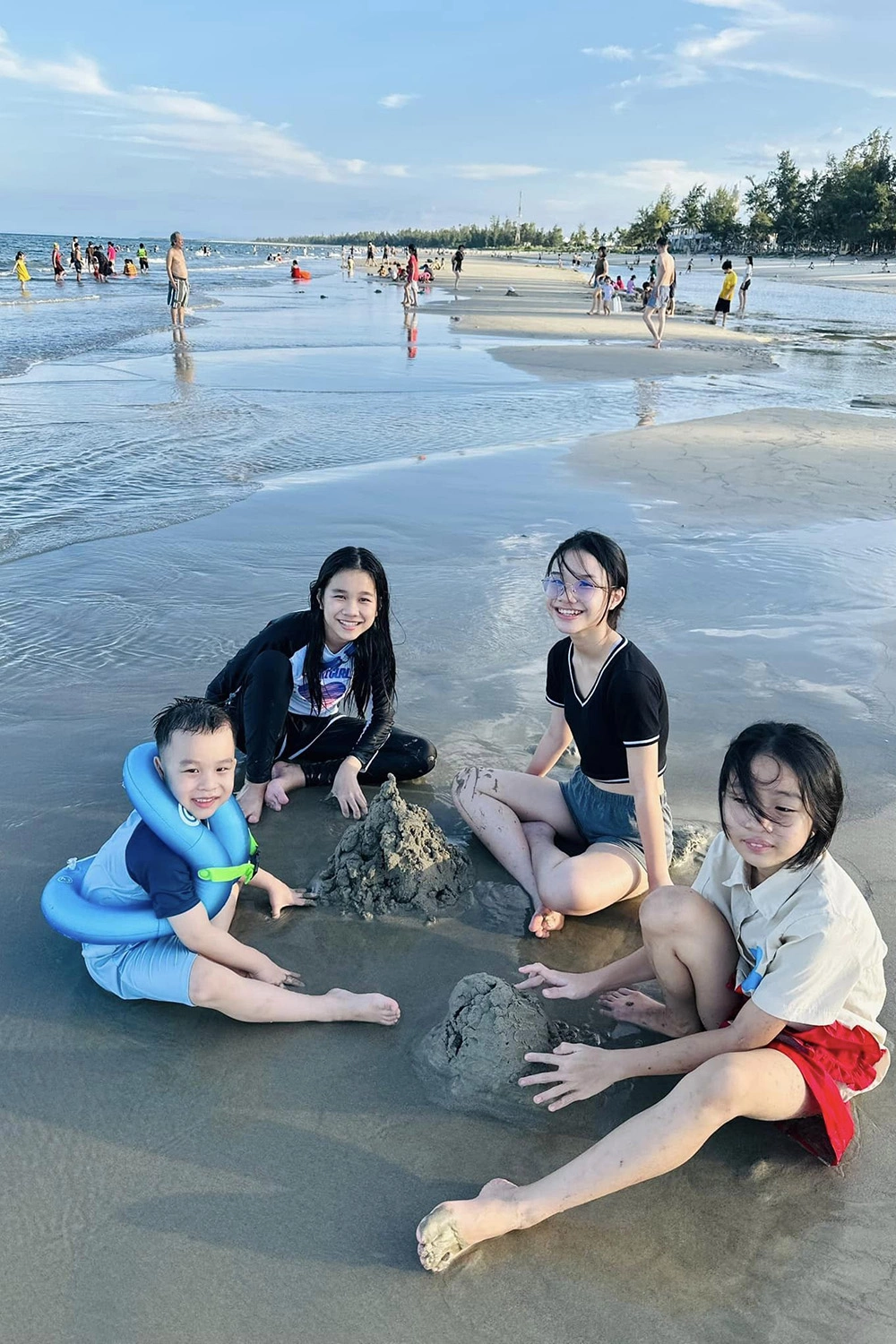 Mc thành trung cảm ơn 2 mẹ của các con trong ngày bế giảng ái nữ ở xa vẫn thân thiết với 2 em kém 9 tuổi - 9