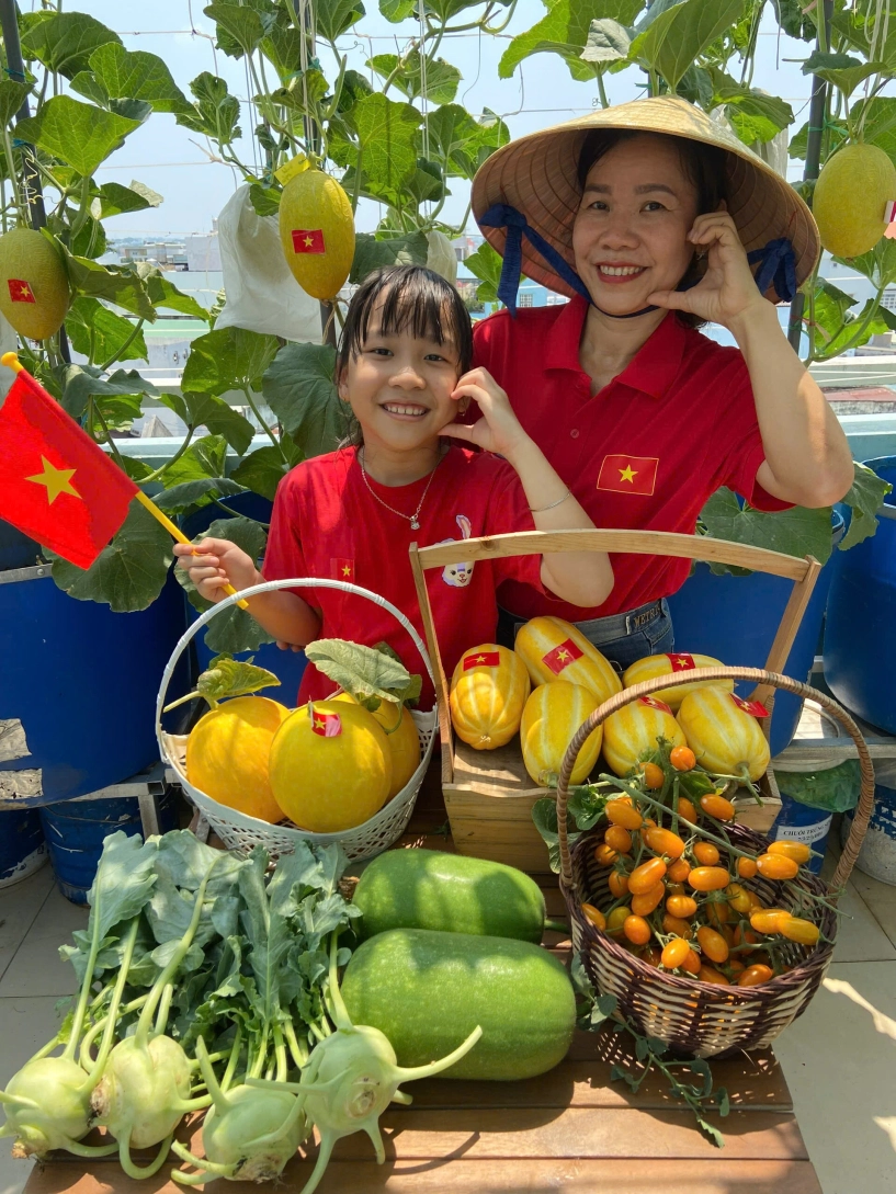 Mẹ 3 con biên hòa trồng 2 vườn rau xanh mướt trên ban công và sân thượng rau trái trĩu giàn quanh năm - 9