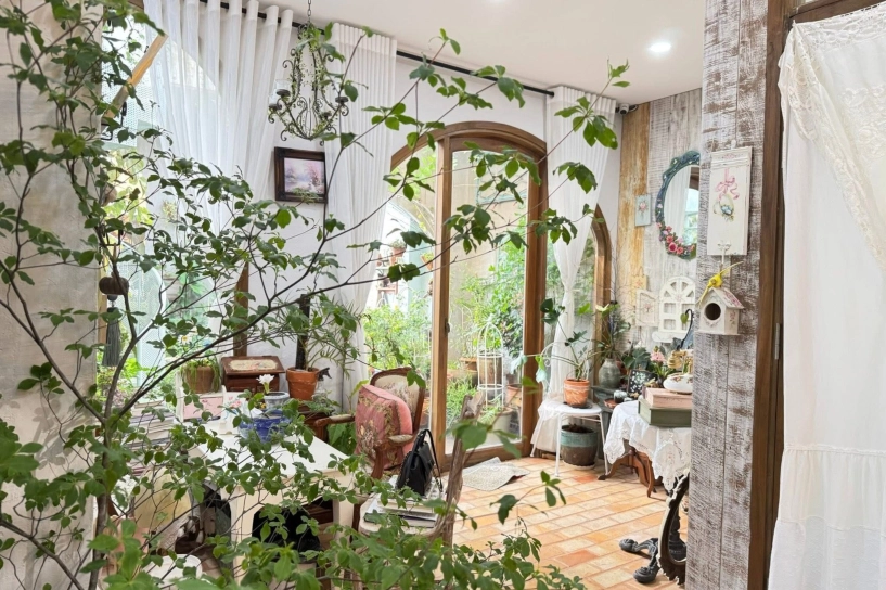Mẹ 3 con xây căn studio làm việc theo phong cách đồng quê châu âu đẹp thơ mộng như vườn cổ tích giữa lòng sài gòn - 10