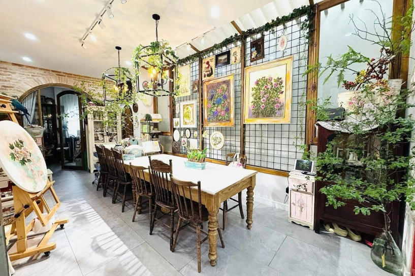 Mẹ 3 con xây căn studio làm việc theo phong cách đồng quê châu âu đẹp thơ mộng như vườn cổ tích giữa lòng sài gòn - 11