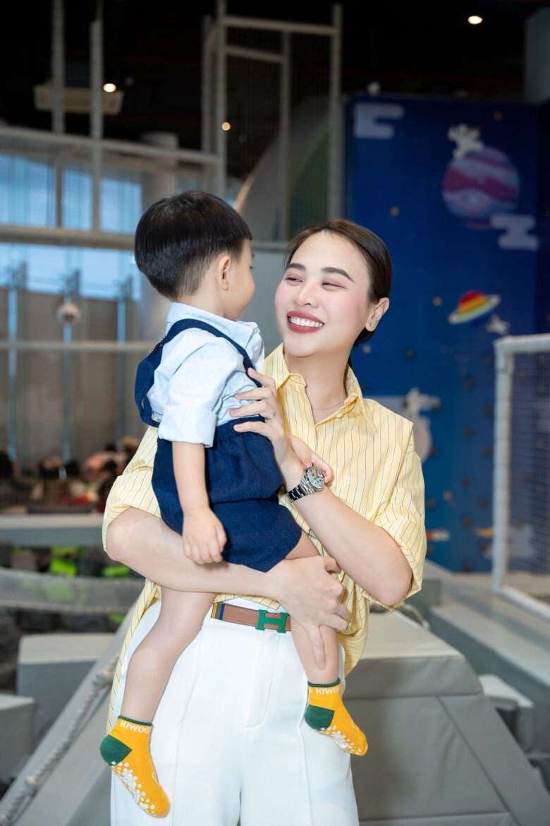 Mẹ bỉm gửi con ở nhà đi concert g dragon lên đồ tươi trẻ và năng động cứ ngỡ là gen z - 6