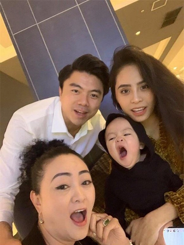 Mẹ chồng ca nương kiều anh u50 được khen quý phái sinh đôi ở tuổi 47 mà vóc dáng vẫn ngời ngời - 2