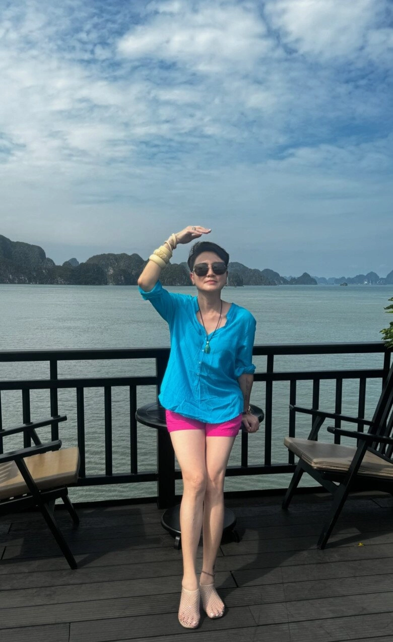 Mẹ chồng ca nương kiều anh u50 được khen quý phái sinh đôi ở tuổi 47 mà vóc dáng vẫn ngời ngời - 11