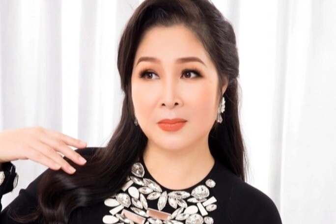 mẹ chồng của nữ hoàng nội y là hoa khôi màn ảnh việt một thời làm khán giả quốc tế vỗ tay nay u90 vẫn sang chảnh - 3