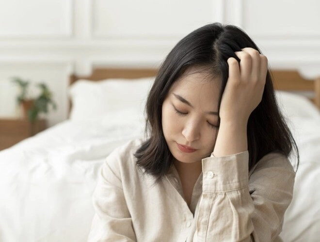 Mẹ chồng dẫn 10 khách về nhà bảo condâu tiếp đón con dâu cười tươi bưng mâm cơm lên bà tái mặt - 1