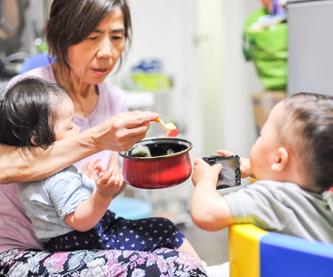 Mẹ chồng đi du lịch 5 ngày về nhà thấy cảnh con dâu chăm cháu bà lạnh hết sống lưng - 1