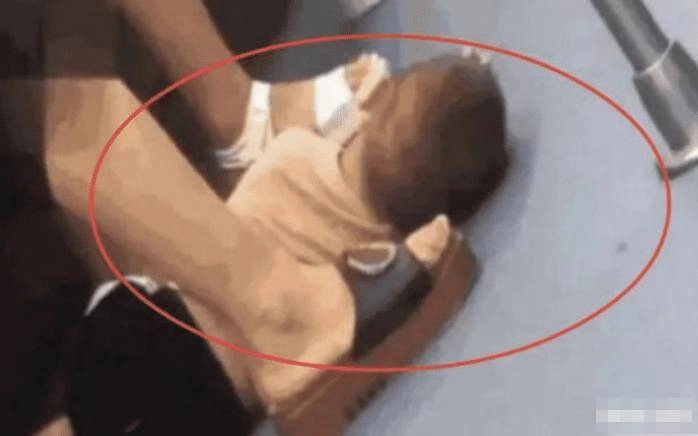 Mẹ để con trai 4 tuổi nằm trên sàn tàu điện một hành khách bí mật gọi cảnh sát khi nhìn thấy bàn tay của đứa trẻ - 2