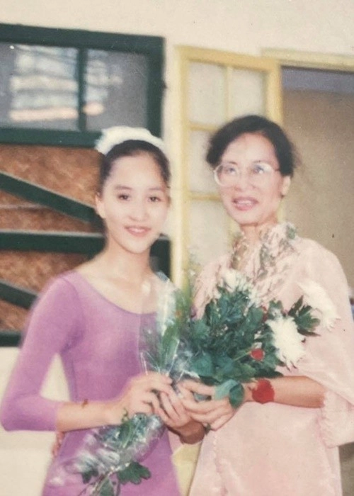 Mẹ đẻ khánh thi đẹp quý phái ở tuổi u80 - 4