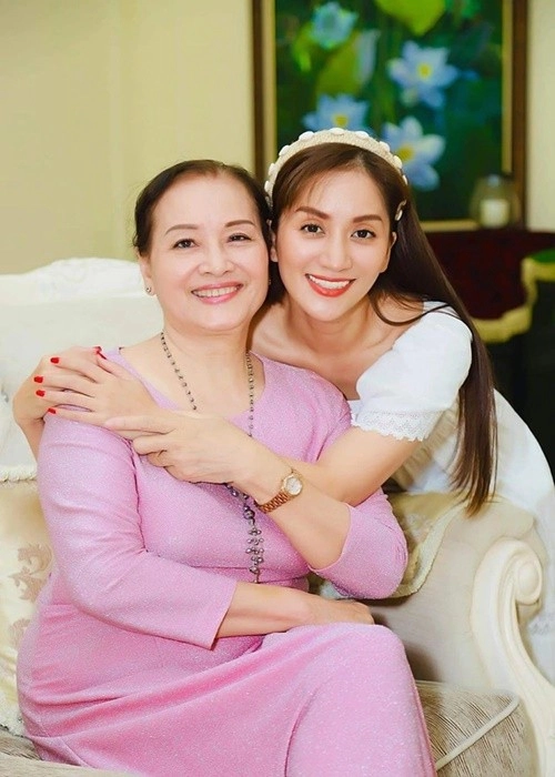 Mẹ đẻ khánh thi đẹp quý phái ở tuổi u80 - 5