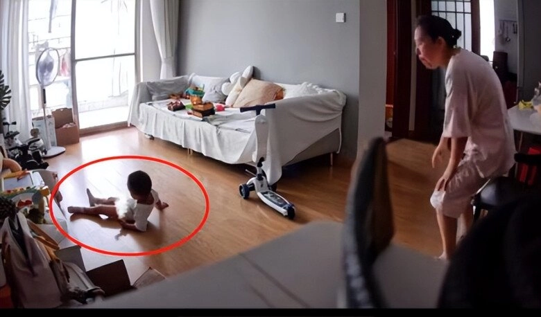 Mẹ đi làm xa gửi con 2 tuổi cho bà nội chăm kiểm tra camera liền thất kinh khi thấy bà hành hạ cháu - 6