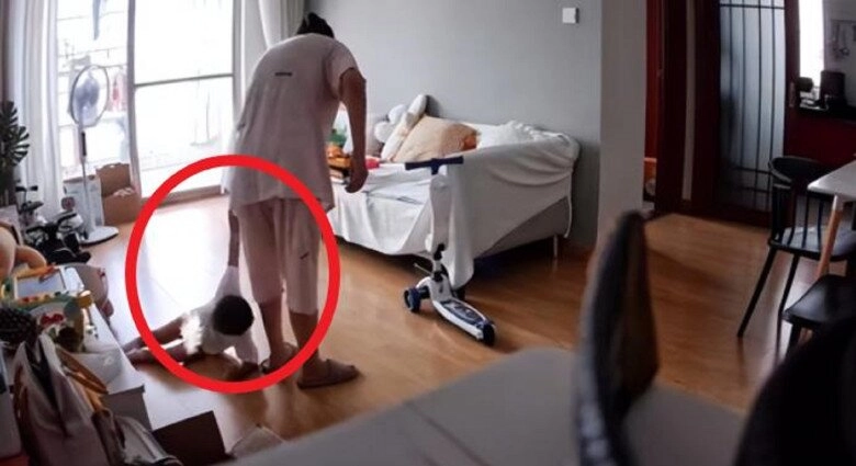 Mẹ đi làm xa gửi con 2 tuổi cho bà nội chăm kiểm tra camera liền thất kinh khi thấy bà hành hạ cháu - 7