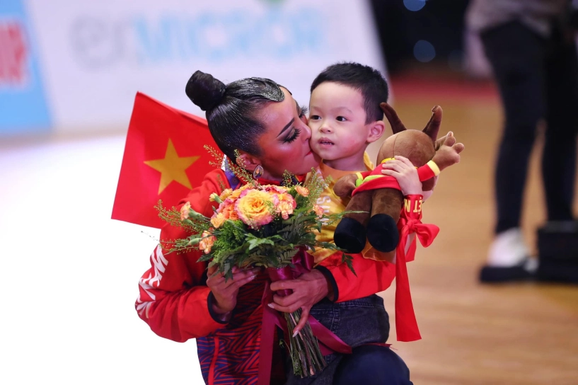 Mẹ đơn thân là bạn nhảy phan hiển được khánh thi đối xử đặc biệt từng ngại va chạm cơ thể nay như người nhà - 8