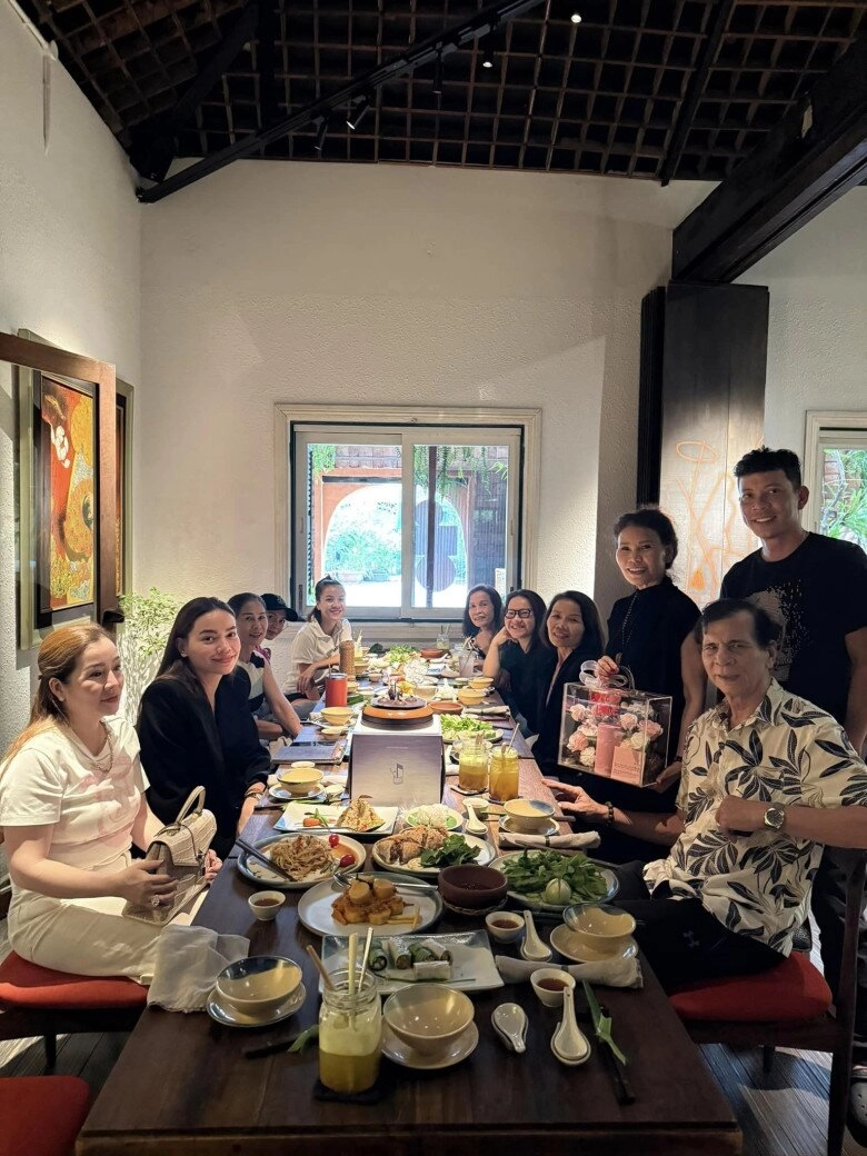 Mẹ hồ ngọc hà được con gái tặng khóa tu nước ngoài vào ngày sinh nhật chồng lai pháp u80 vẫn tình tứ với vợ - 6