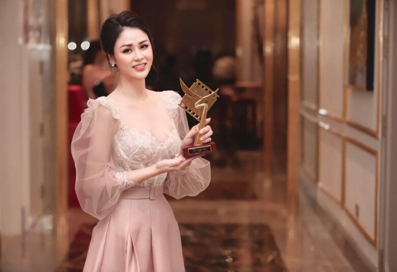 mẹ kế sang chảnh của cha tôi người ở lại lên phim được chèo thuyền với nam nsưt ngoài đời vóc dáng đẹp nõn nà - 8