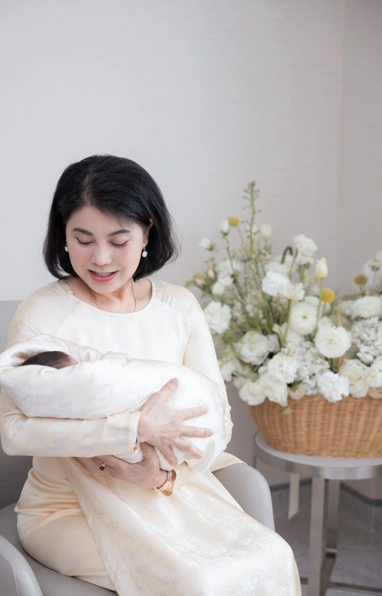 Mẹ mai ngọc sang biệt thự con gái để ngắm cháu ngoại lần đầu lên chức bà nhưng không được bế hôn hít cục vàng - 3