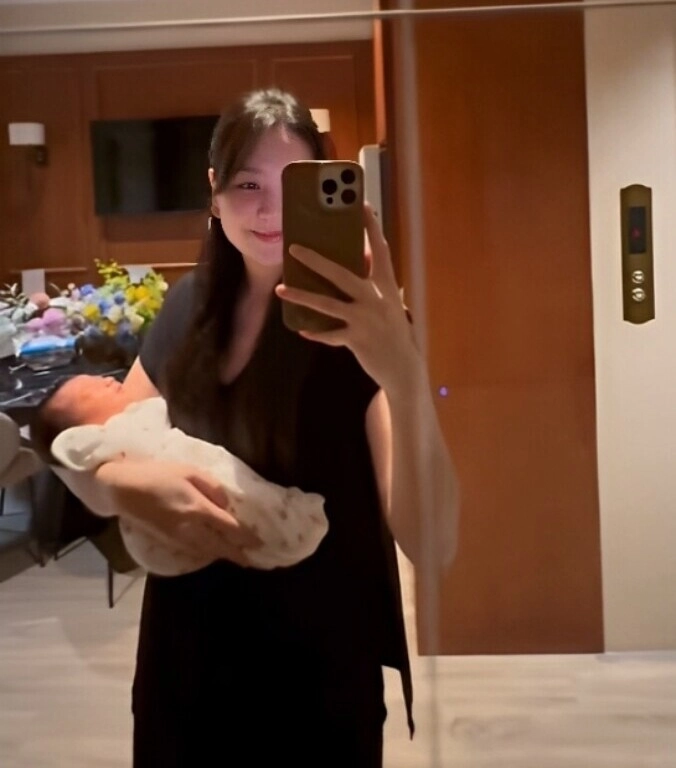 Mẹ mai ngọc sang biệt thự con gái để ngắm cháu ngoại lần đầu lên chức bà nhưng không được bế hôn hít cục vàng - 7