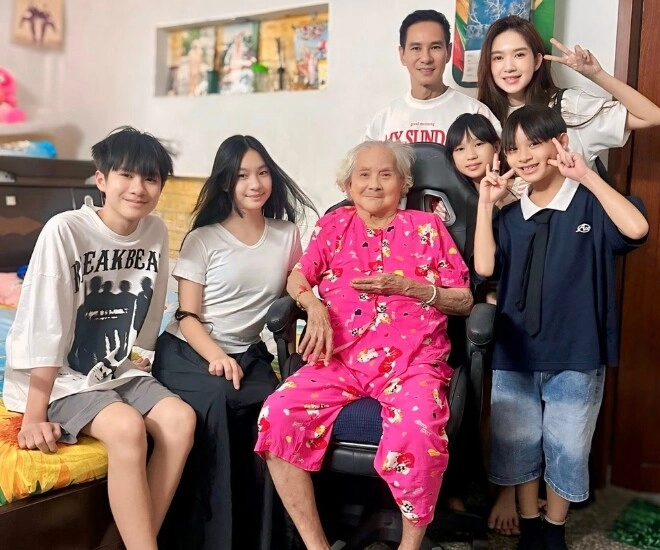 Mẹ ruột 100 tuổi của lý hải không còn nhớ con trai là ai minh hà nghẹn lòng khi chứng kiến mẹ chồng khác xưa - 1