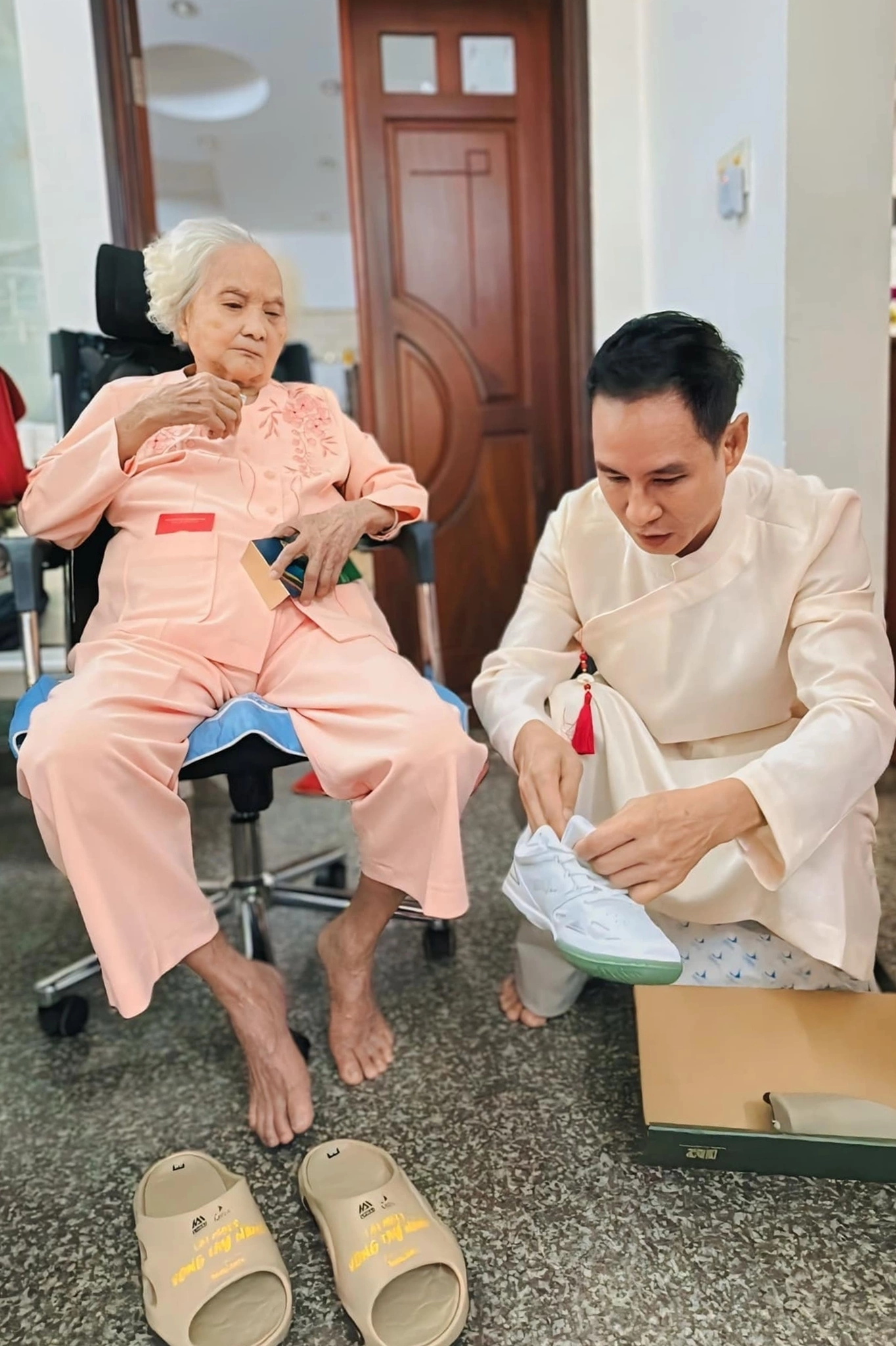Mẹ ruột 100 tuổi của lý hải không còn nhớ con trai là ai minh hà nghẹn lòng khi chứng kiến mẹ chồng khác xưa - 7