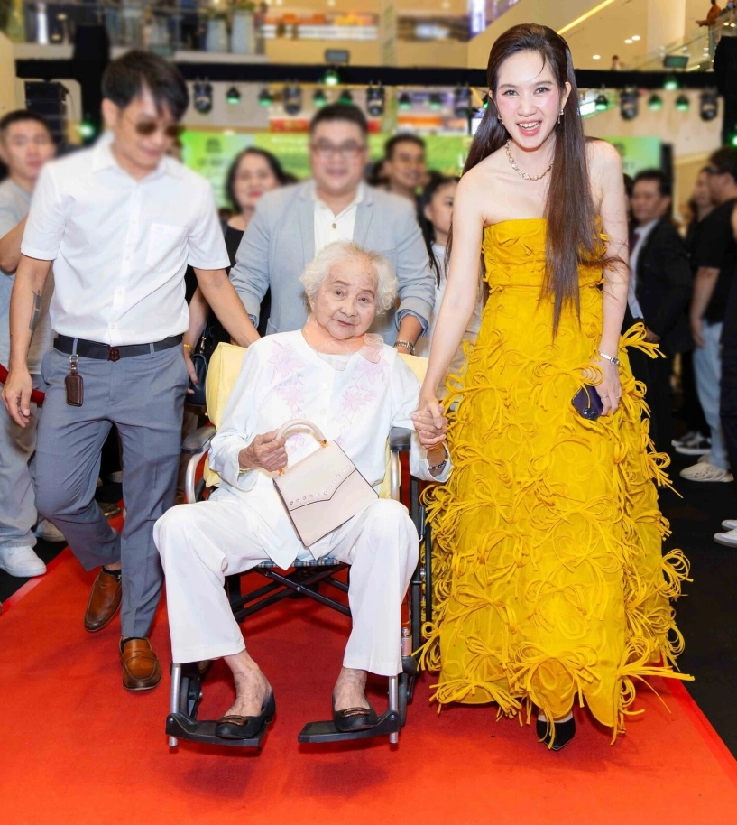 Mẹ ruột 100 tuổi của lý hải không còn nhớ con trai là ai minh hà nghẹn lòng khi chứng kiến mẹ chồng khác xưa - 9