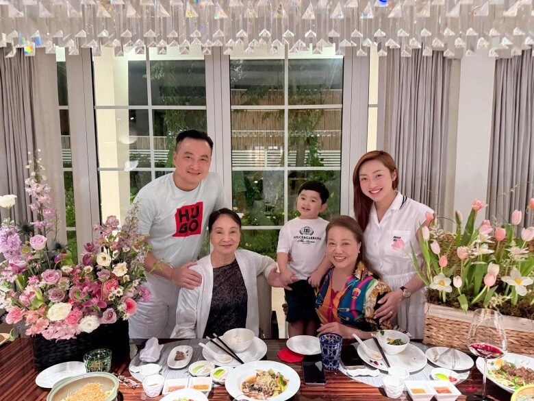 Mẹ ruột chi bảo mê mẩn cháu gái mới chào đời tuổi xế chiều hạnh phúc nhờ dâu trẻ sinh cho 2 thiên thần - 1