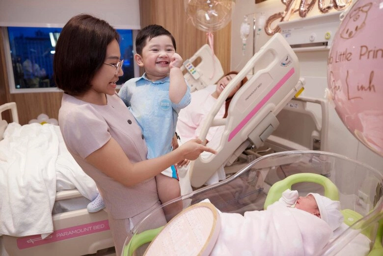 Mẹ ruột chi bảo mê mẩn cháu gái mới chào đời tuổi xế chiều hạnh phúc nhờ dâu trẻ sinh cho 2 thiên thần - 7