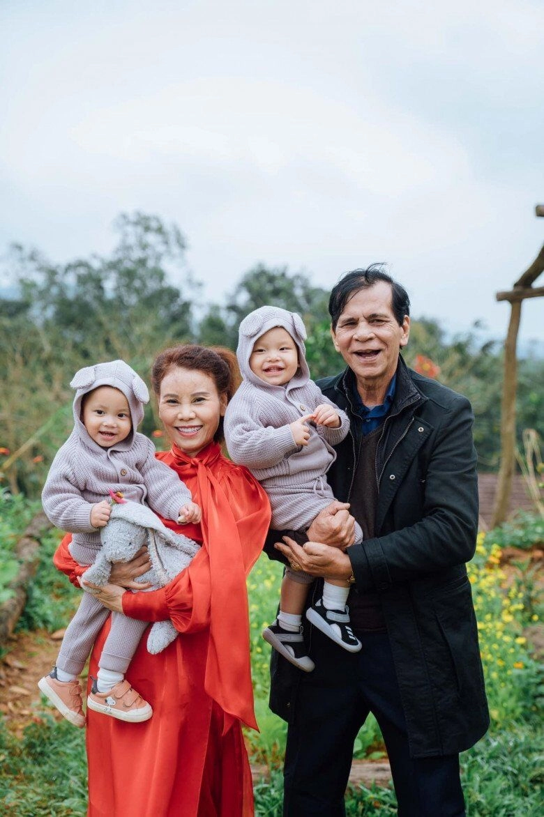 Mẹ ruột của hồ ngọc hà vất vả chụp ảnh với chồng lai pháp lisa - leon quấn quýt không rời ông bà ngoại - 7