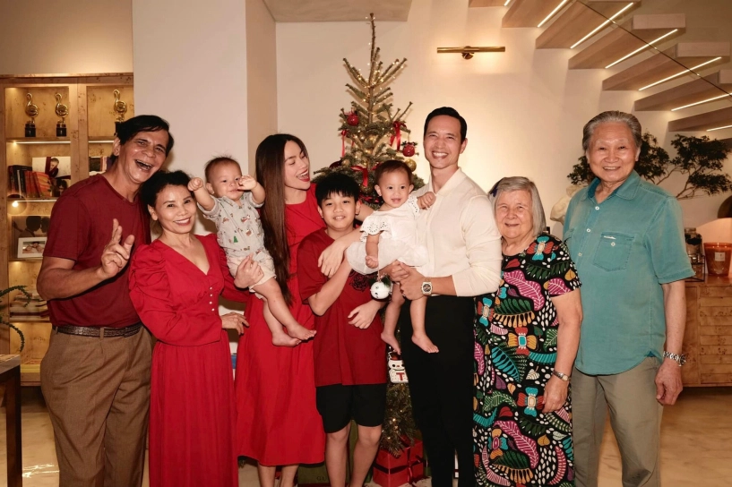 Mẹ ruột của hồ ngọc hà vất vả chụp ảnh với chồng lai pháp lisa - leon quấn quýt không rời ông bà ngoại - 11