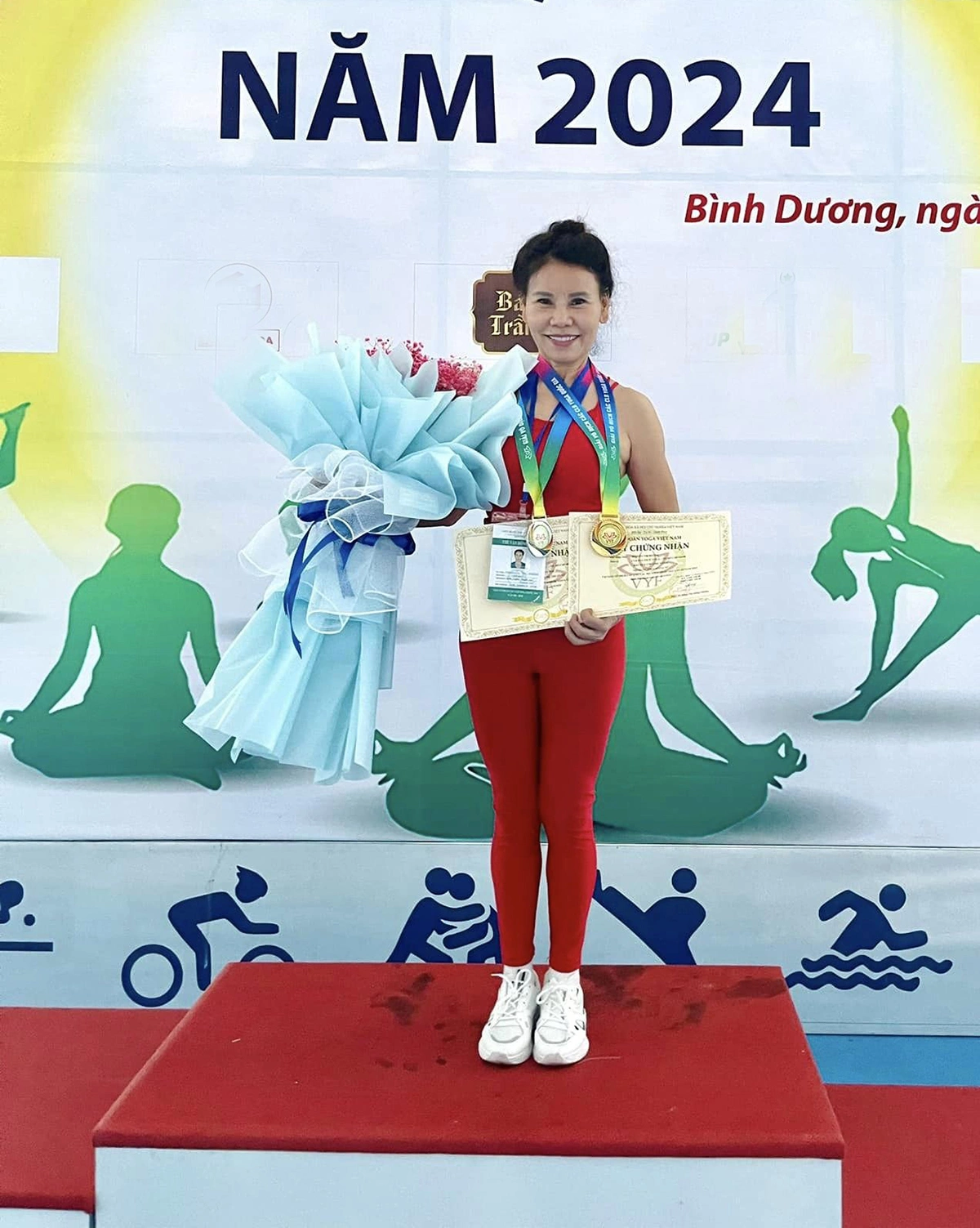 Mẹ ruột hồ ngọc hà u70 vẫn giữ được dáng thon tự tin diện áo xẻ ngực gợi cảm nhờ tập luyện bộ môn này - 3