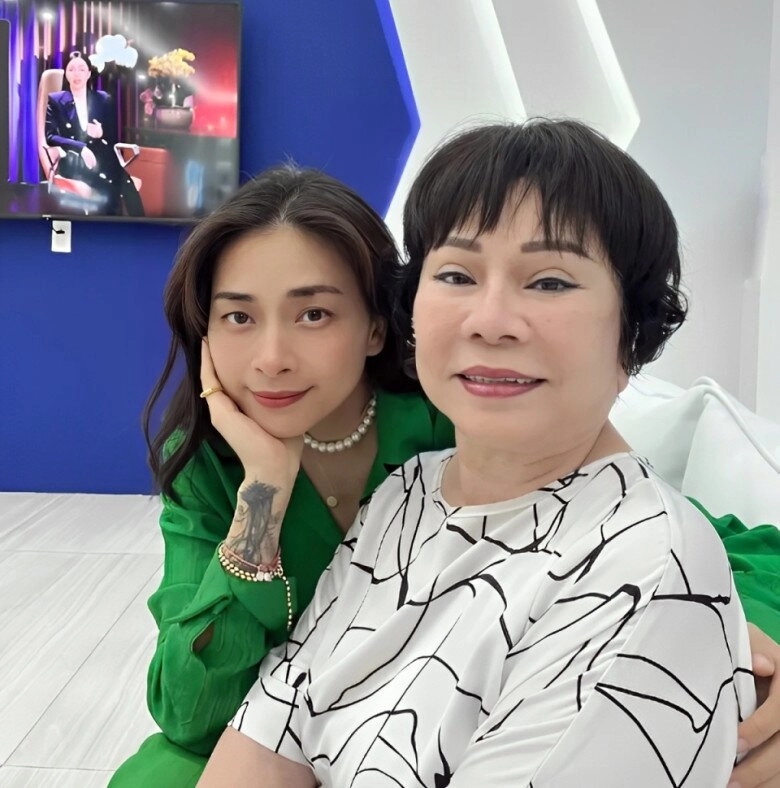 Mẹ ruột ngô thanh vân thấy cảnh con gái nghén mà tưởng mình mang thai khen cháu ngoại sắp chào đời giống hệt rể quý - 2