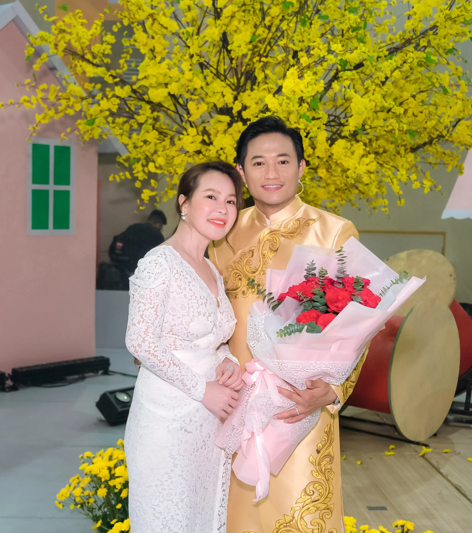 Mẹ ruột quý bình thất thần trong đám tang con trai quý tử duy nhất của cố nghệ sĩ đến nhìn mặt bố lần cuối - 11