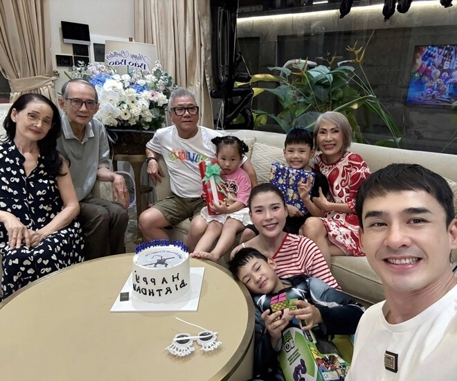 Mẹ thúy diễm cùng bạn đời từ ý về việt nam để trông cháu hội ngộ thân tình với phụ huynh lương thế thành - 1