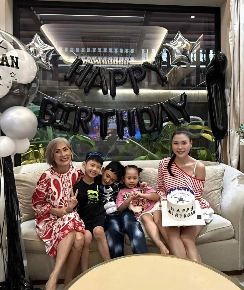 Mẹ thúy diễm cùng bạn đời từ ý về việt nam để trông cháu hội ngộ thân tình với phụ huynh lương thế thành - 2