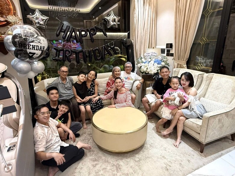 Mẹ thúy diễm cùng bạn đời từ ý về việt nam để trông cháu hội ngộ thân tình với phụ huynh lương thế thành - 3