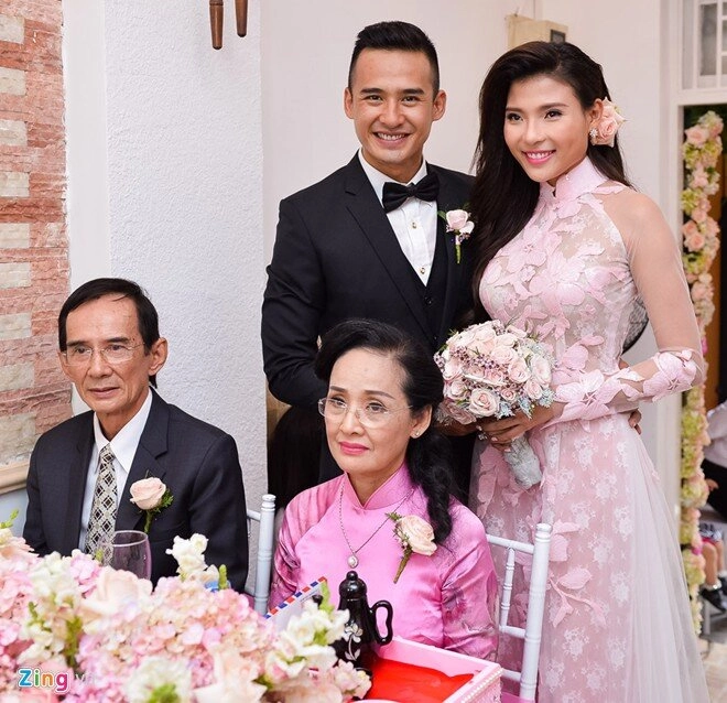 Mẹ thúy diễm cùng bạn đời từ ý về việt nam để trông cháu hội ngộ thân tình với phụ huynh lương thế thành - 8