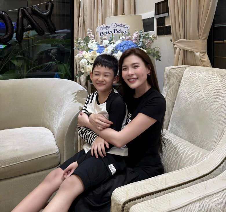 Mẹ thúy diễm cùng bạn đời từ ý về việt nam để trông cháu hội ngộ thân tình với phụ huynh lương thế thành - 10